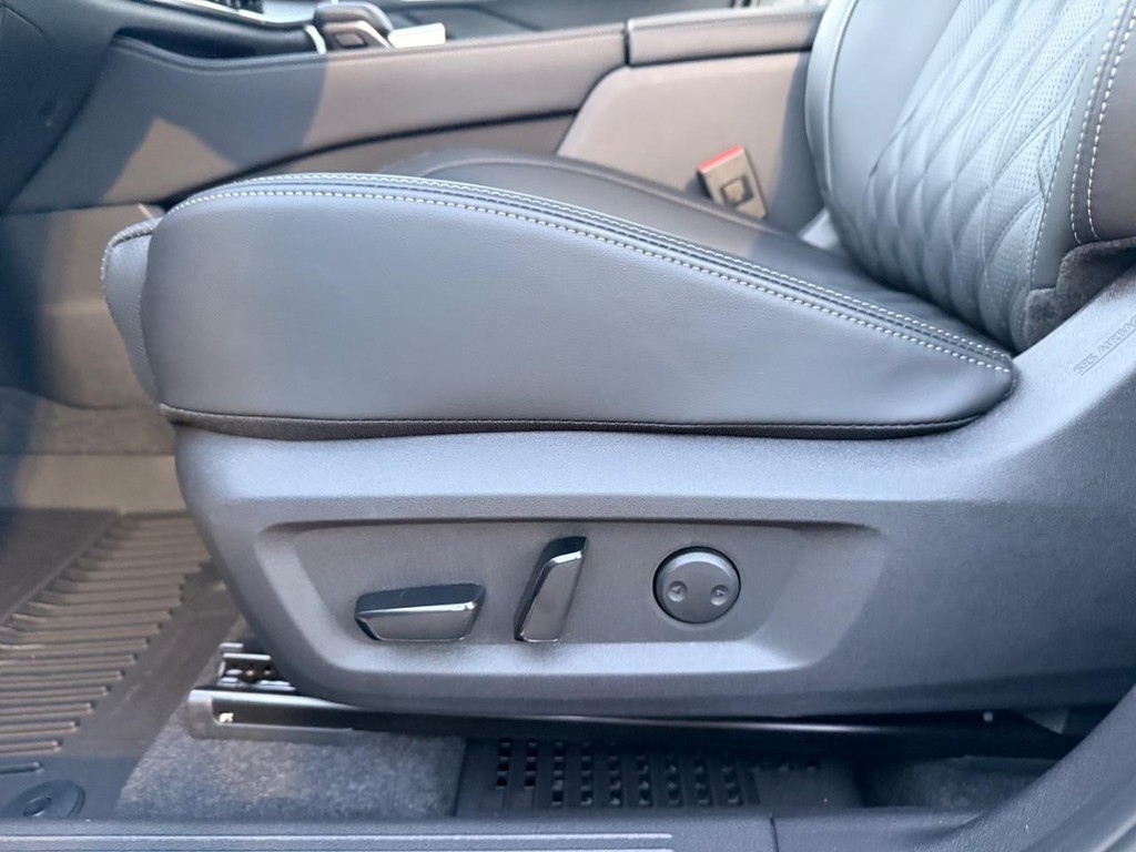 Nissan Rogue Vehicle Full-screen Gallery Image 15