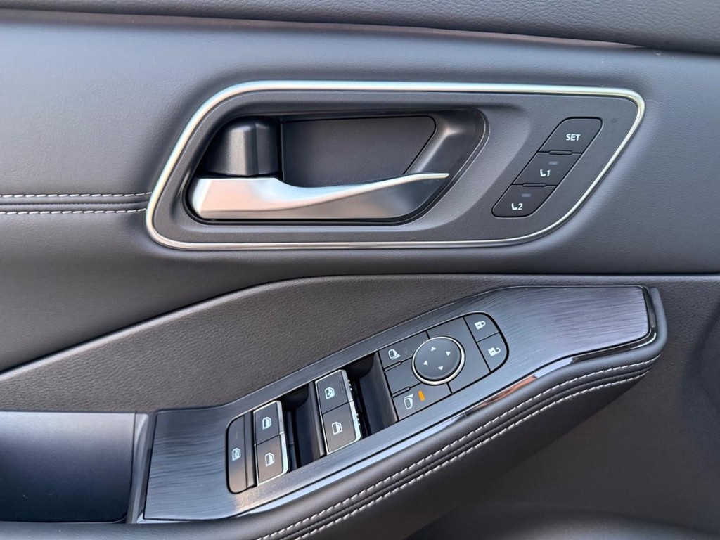 Nissan Rogue Vehicle Full-screen Gallery Image 16