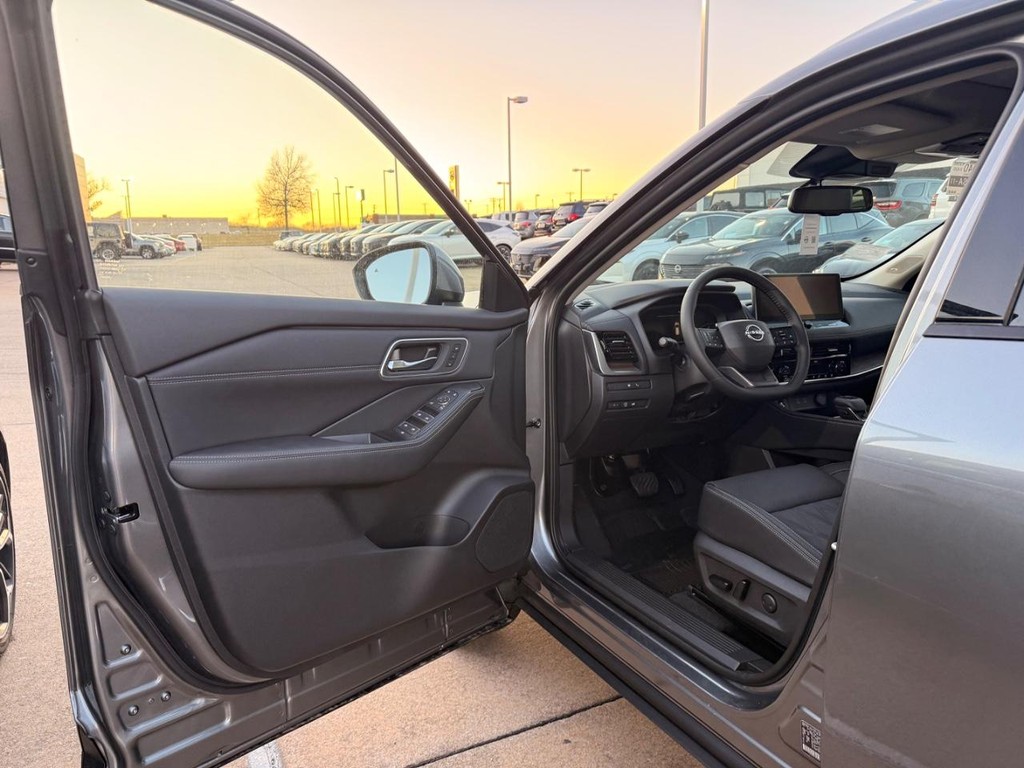 Nissan Rogue Vehicle Full-screen Gallery Image 17