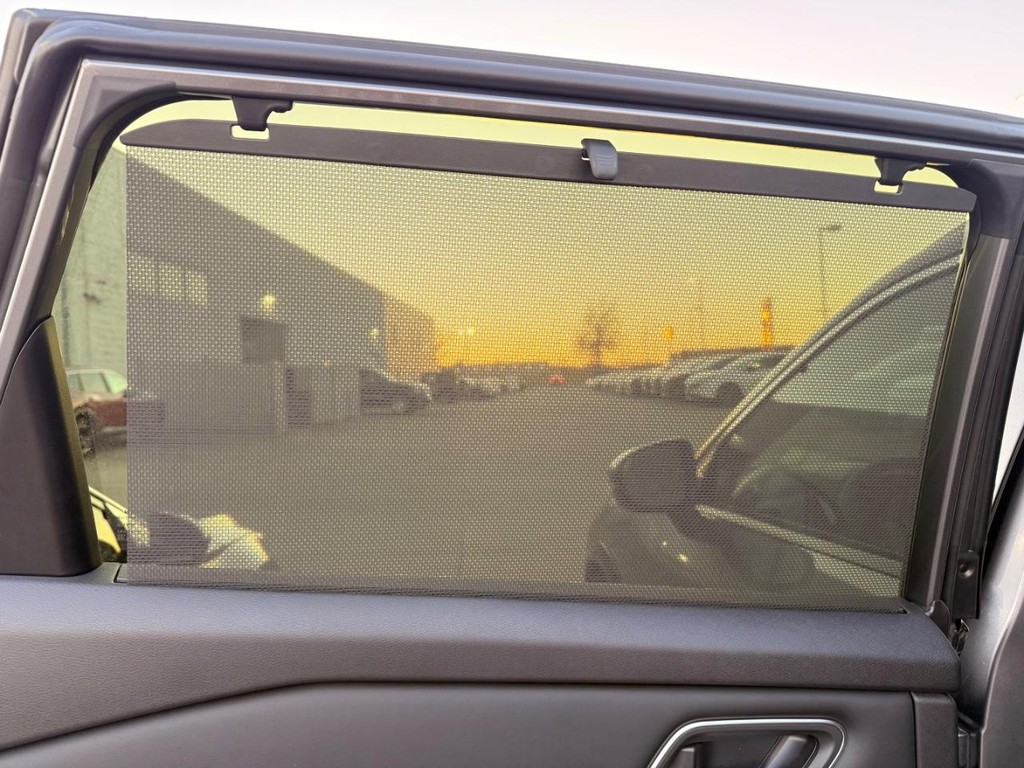 Nissan Rogue Vehicle Full-screen Gallery Image 18