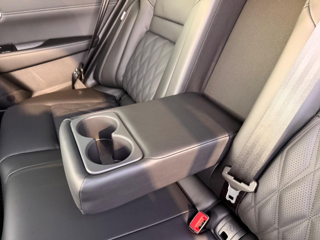 Nissan Rogue Vehicle Full-screen Gallery Image 21