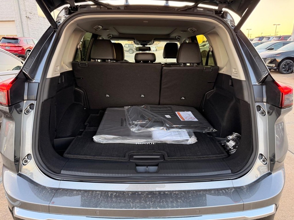 Nissan Rogue Vehicle Full-screen Gallery Image 24