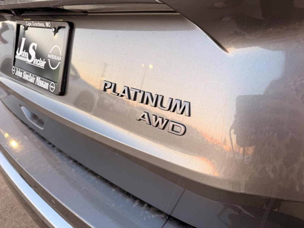 Nissan Rogue Vehicle Full-screen Gallery Image 25