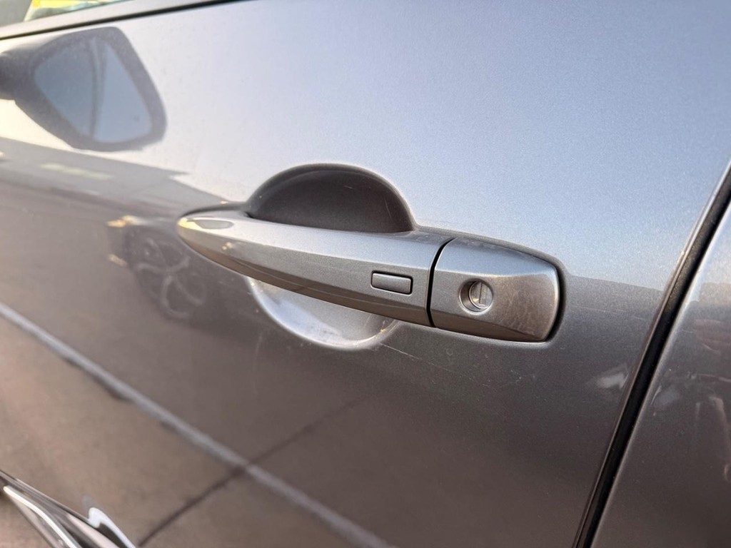 Nissan Rogue Vehicle Full-screen Gallery Image 27