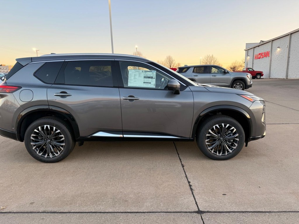 Nissan Rogue Vehicle Full-screen Gallery Image 30