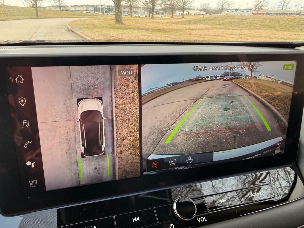 Nissan Rogue Vehicle Full-screen Gallery Image 02