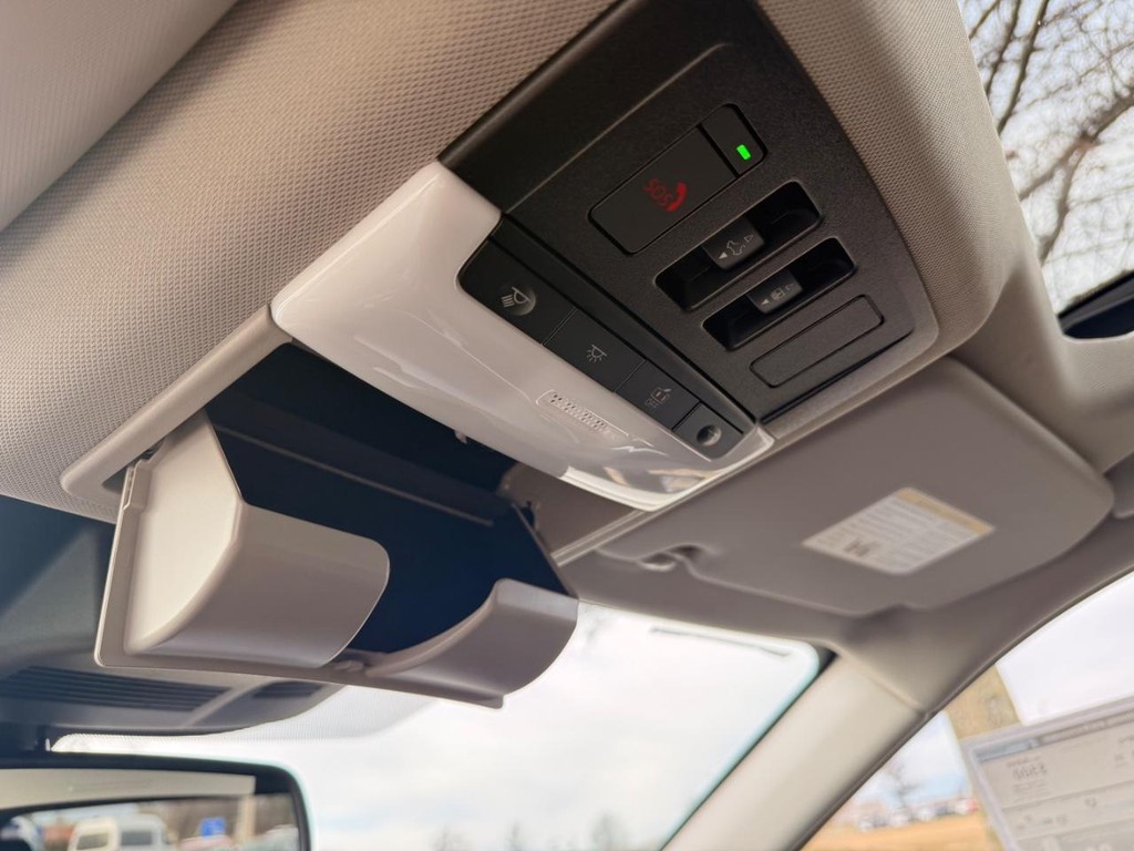 Nissan Rogue Vehicle Full-screen Gallery Image 03