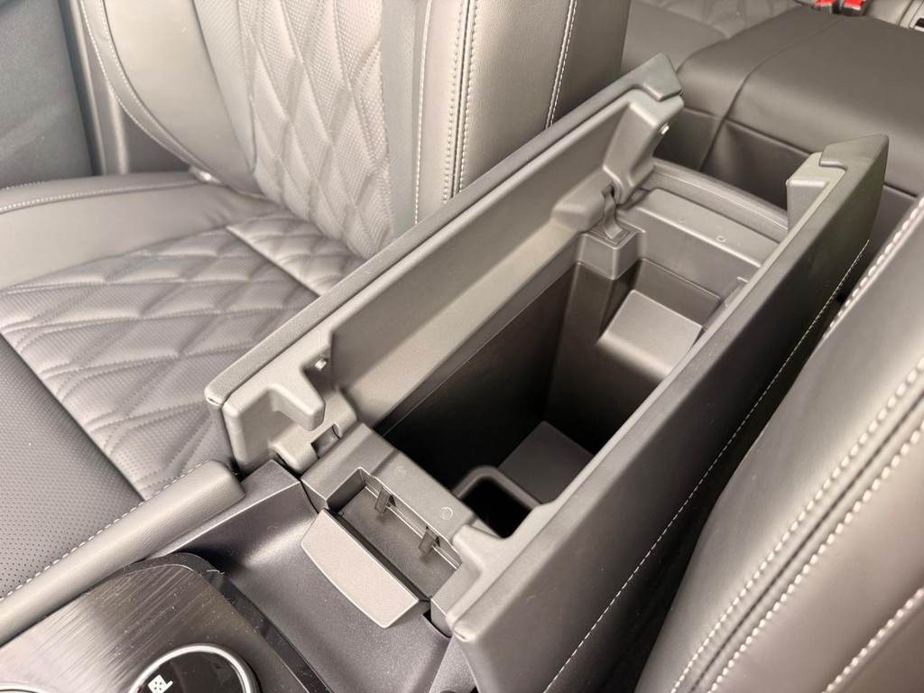 Nissan Rogue Vehicle Full-screen Gallery Image 04