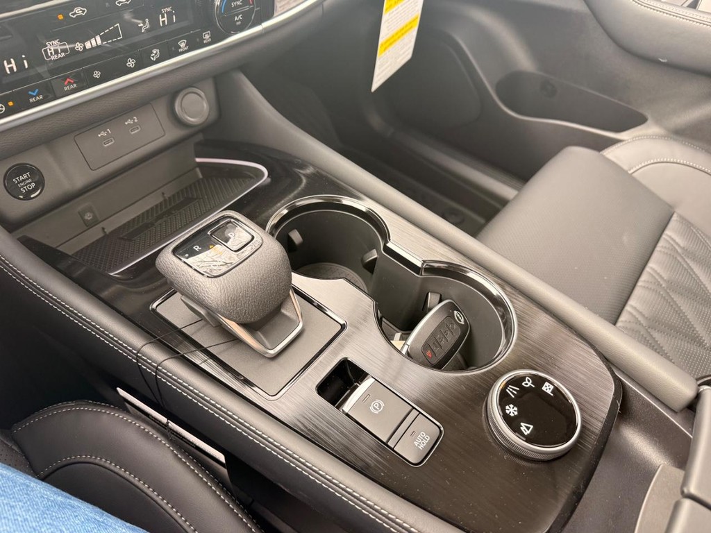 Nissan Rogue Vehicle Full-screen Gallery Image 05