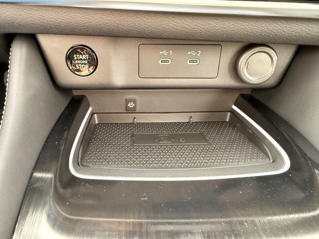 Nissan Rogue Vehicle Full-screen Gallery Image 06