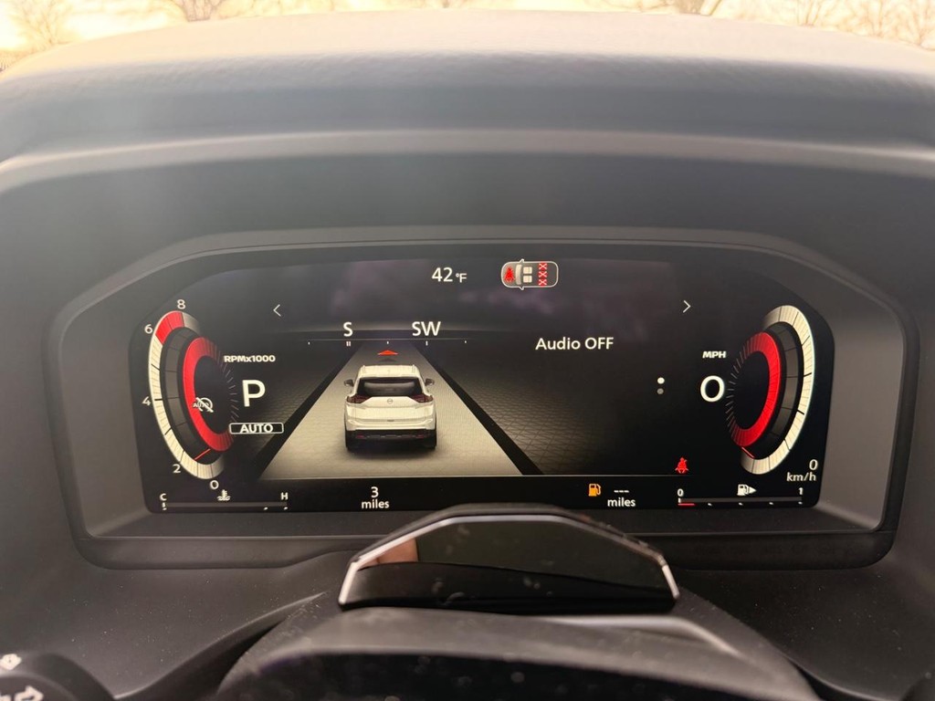 Nissan Rogue Vehicle Full-screen Gallery Image 09