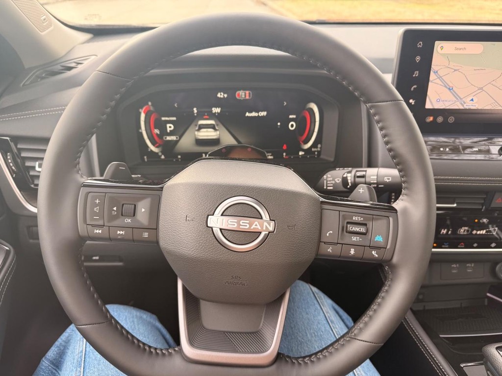 Nissan Rogue Vehicle Full-screen Gallery Image 10