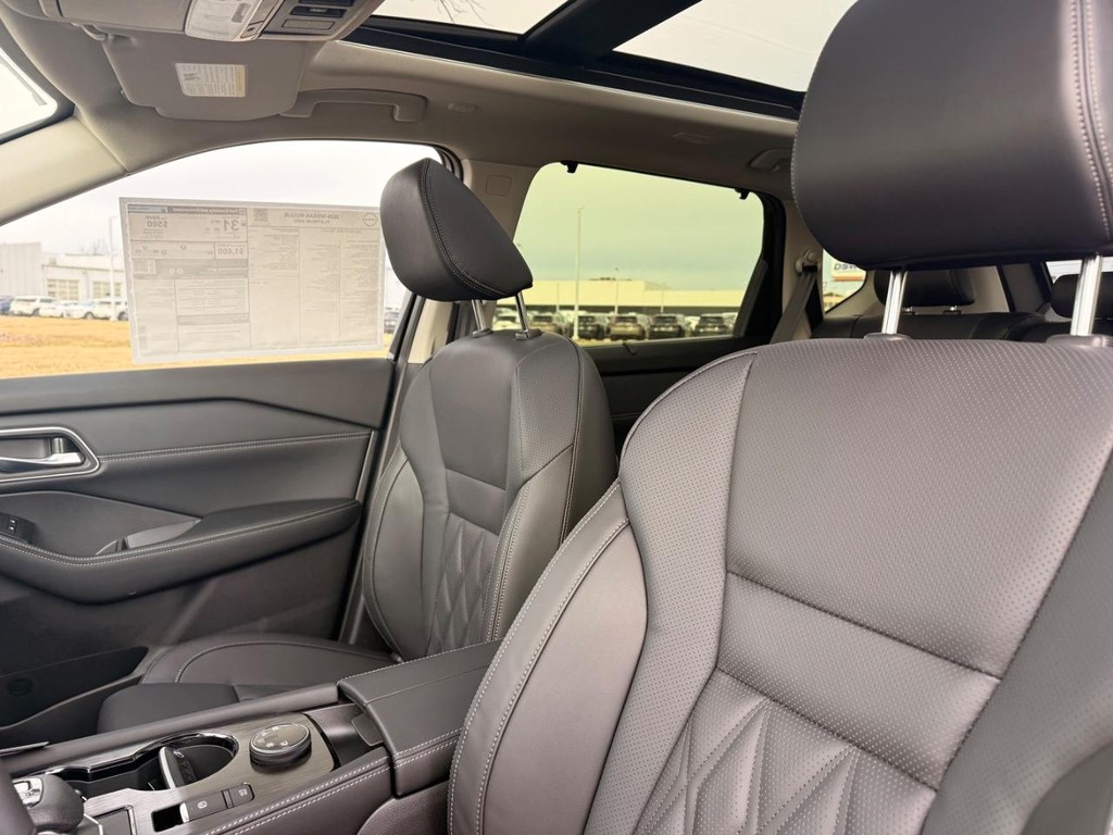 Nissan Rogue Vehicle Full-screen Gallery Image 11