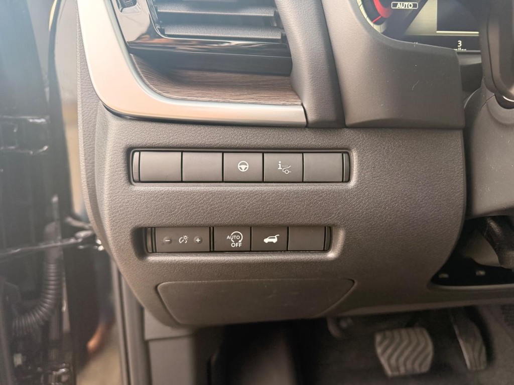 Nissan Rogue Vehicle Full-screen Gallery Image 12