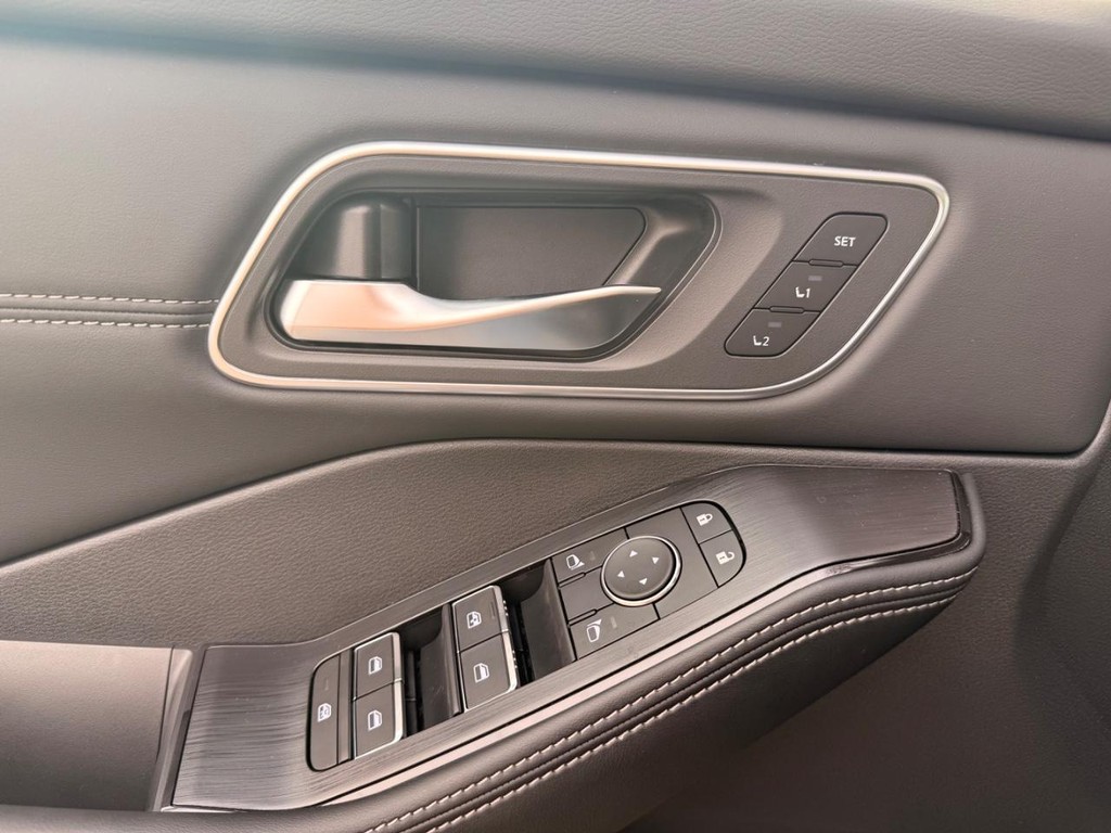 Nissan Rogue Vehicle Full-screen Gallery Image 13