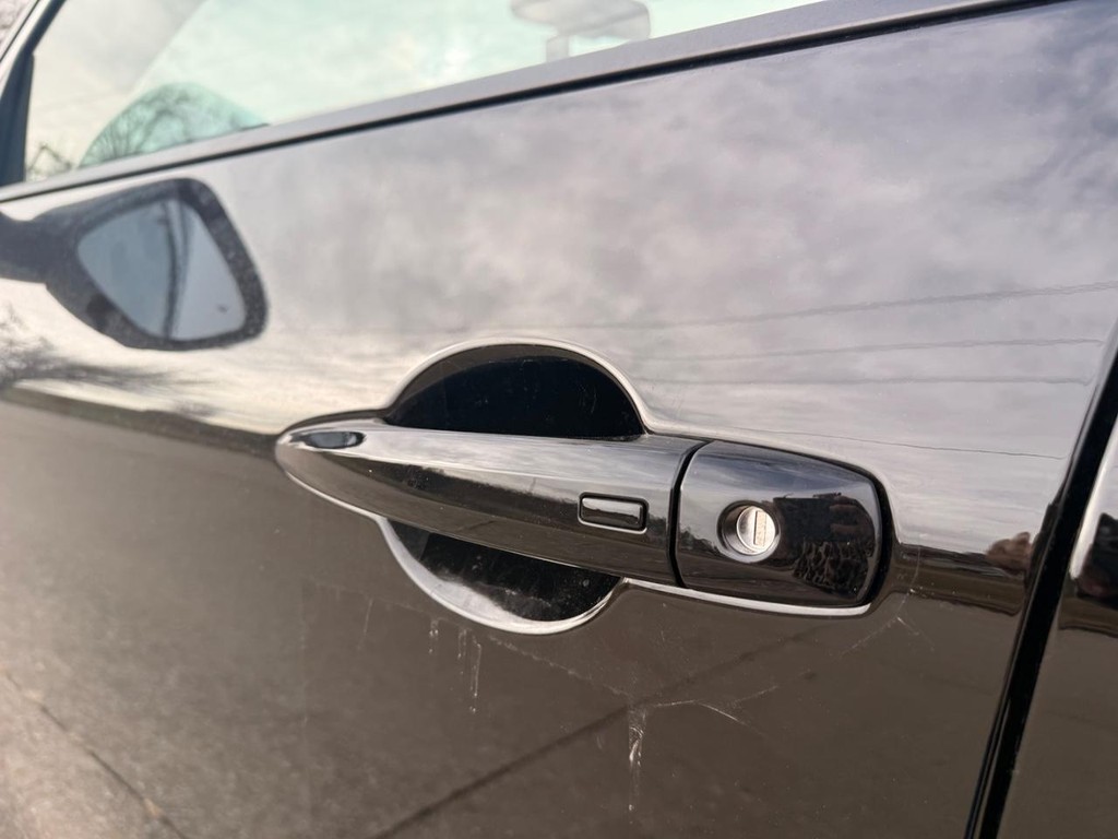 Nissan Rogue Vehicle Full-screen Gallery Image 16