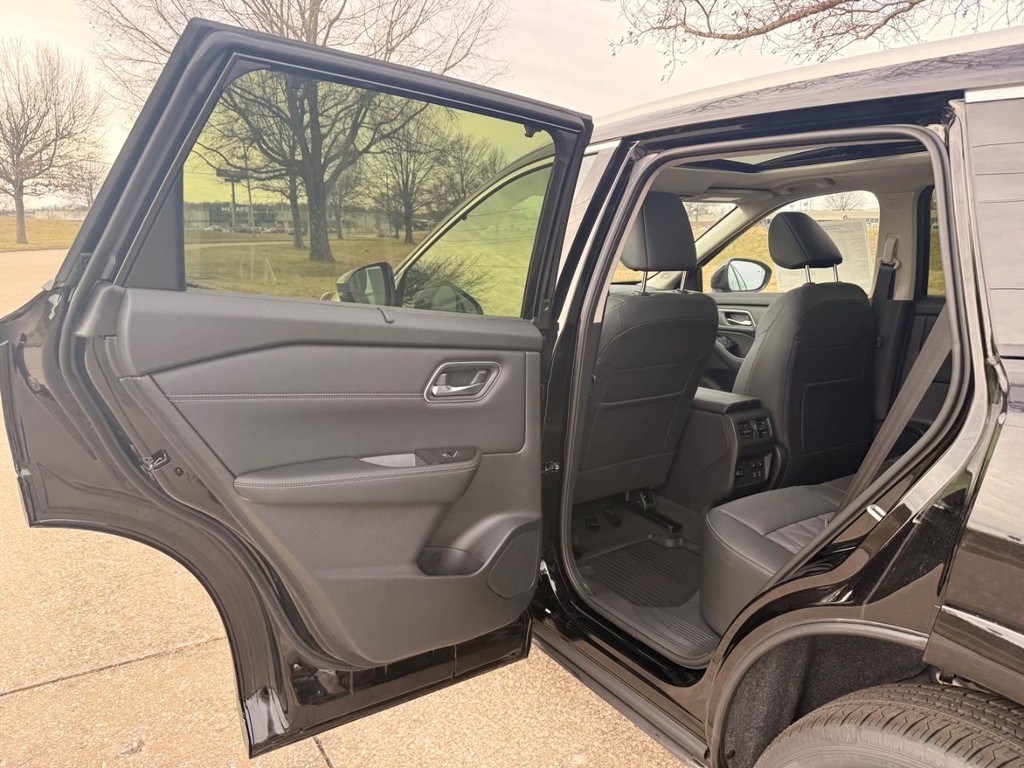 Nissan Rogue Vehicle Full-screen Gallery Image 18