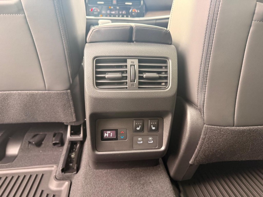 Nissan Rogue Vehicle Full-screen Gallery Image 19