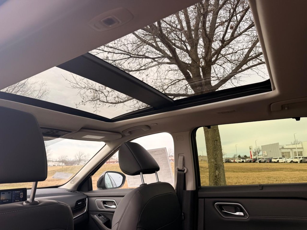 Nissan Rogue Vehicle Full-screen Gallery Image 21