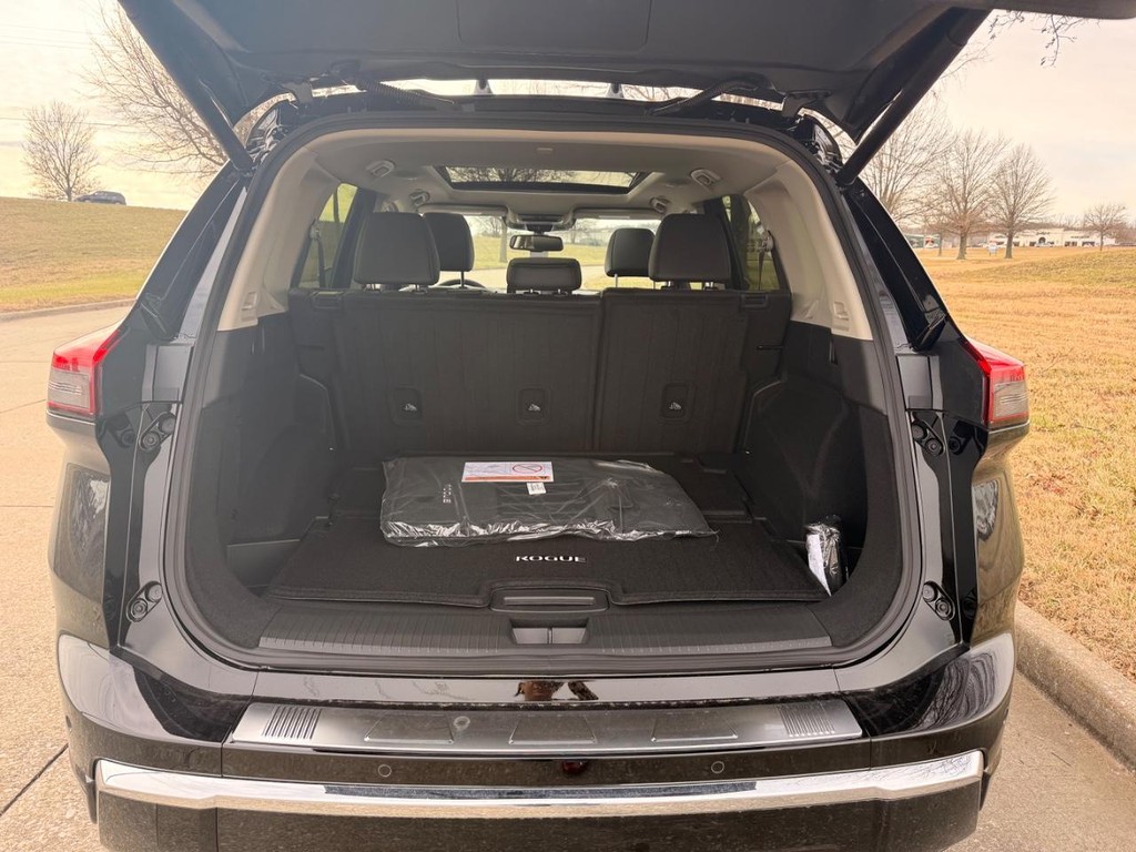 Nissan Rogue Vehicle Full-screen Gallery Image 24