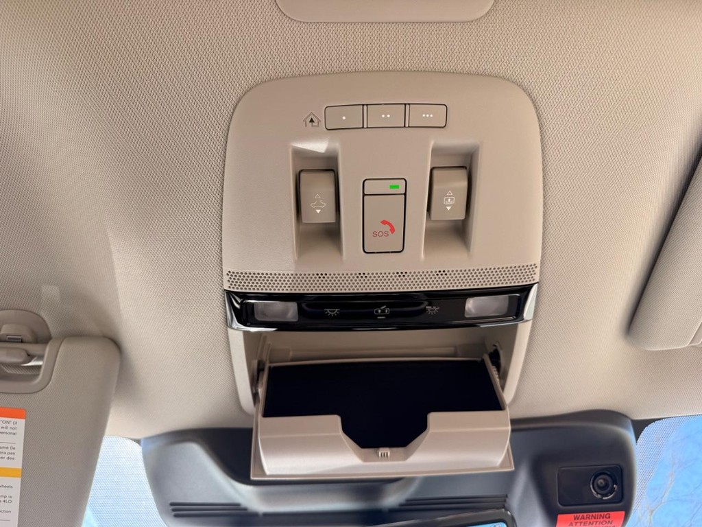 Nissan Armada Vehicle Full-screen Gallery Image 03