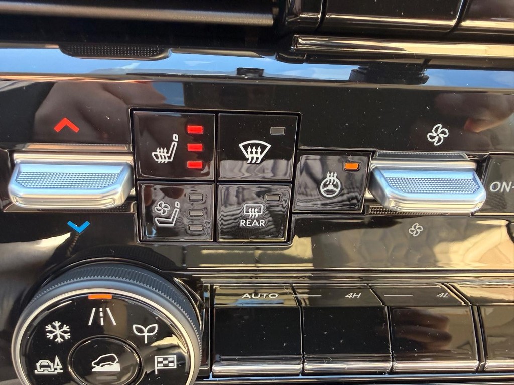 Nissan Armada Vehicle Full-screen Gallery Image 05