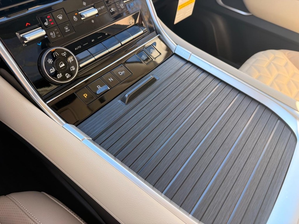 Nissan Armada Vehicle Full-screen Gallery Image 06