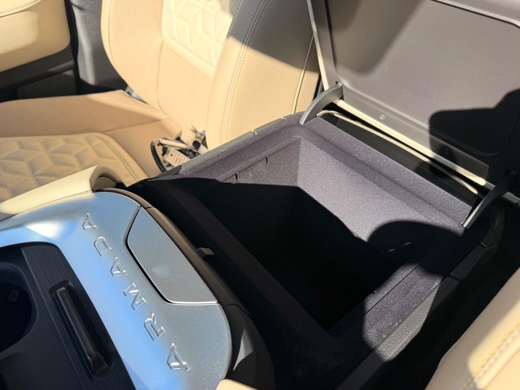 Nissan Armada Vehicle Full-screen Gallery Image 07