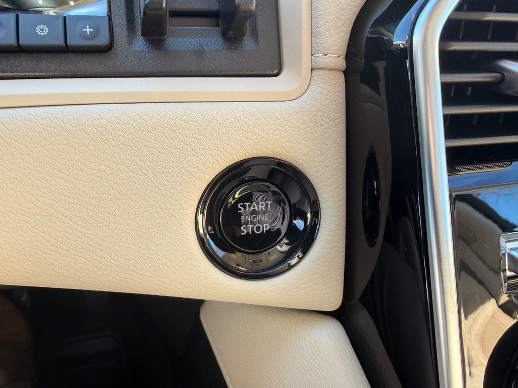 Nissan Armada Vehicle Full-screen Gallery Image 09