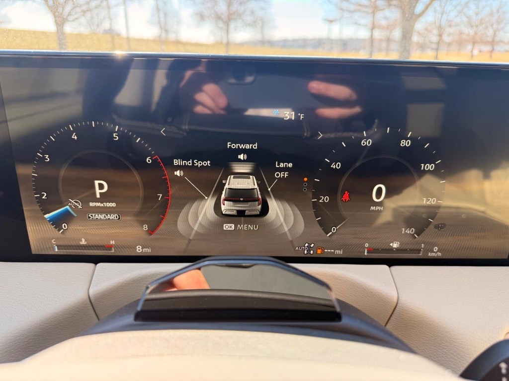 Nissan Armada Vehicle Full-screen Gallery Image 12