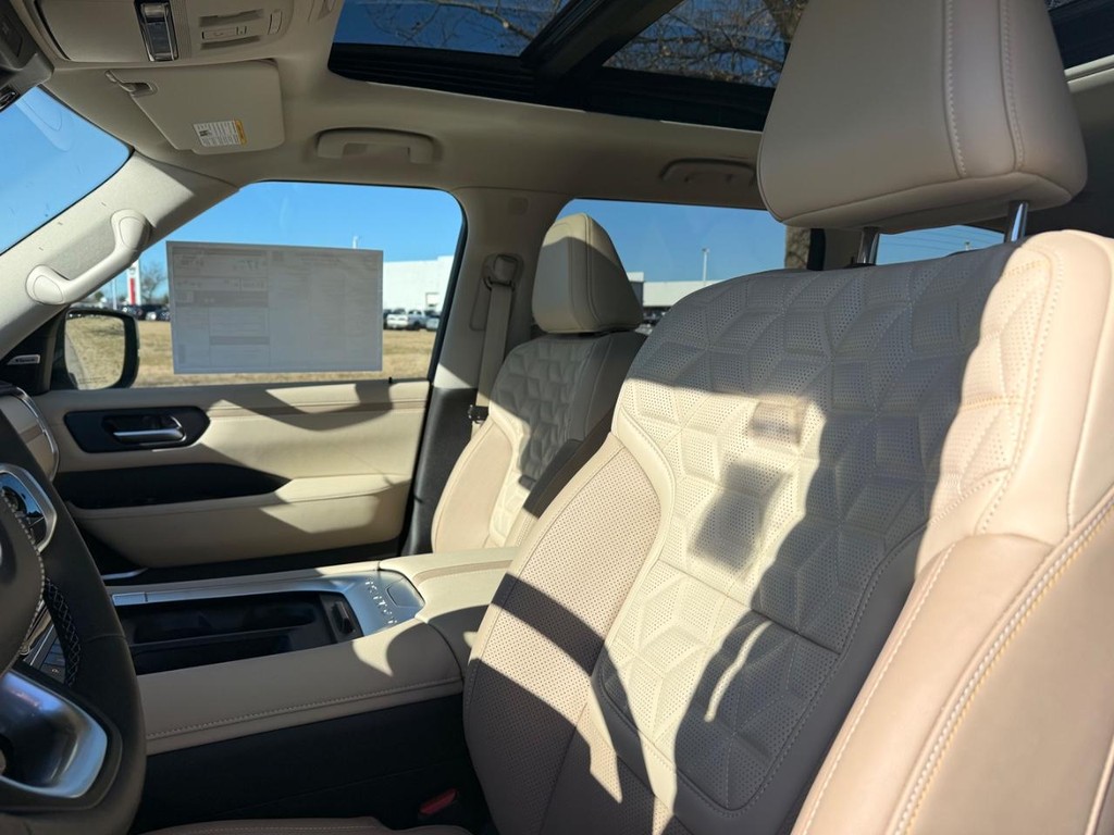 Nissan Armada Vehicle Full-screen Gallery Image 14