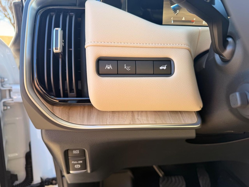 Nissan Armada Vehicle Full-screen Gallery Image 15