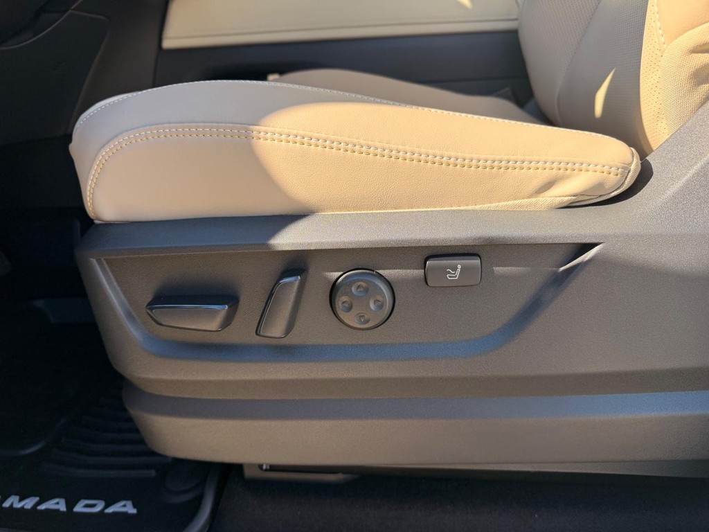 Nissan Armada Vehicle Full-screen Gallery Image 16