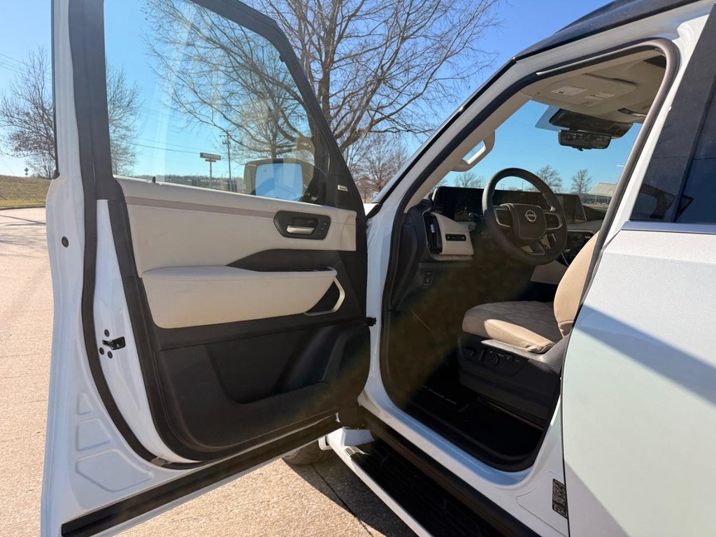 Nissan Armada Vehicle Full-screen Gallery Image 17