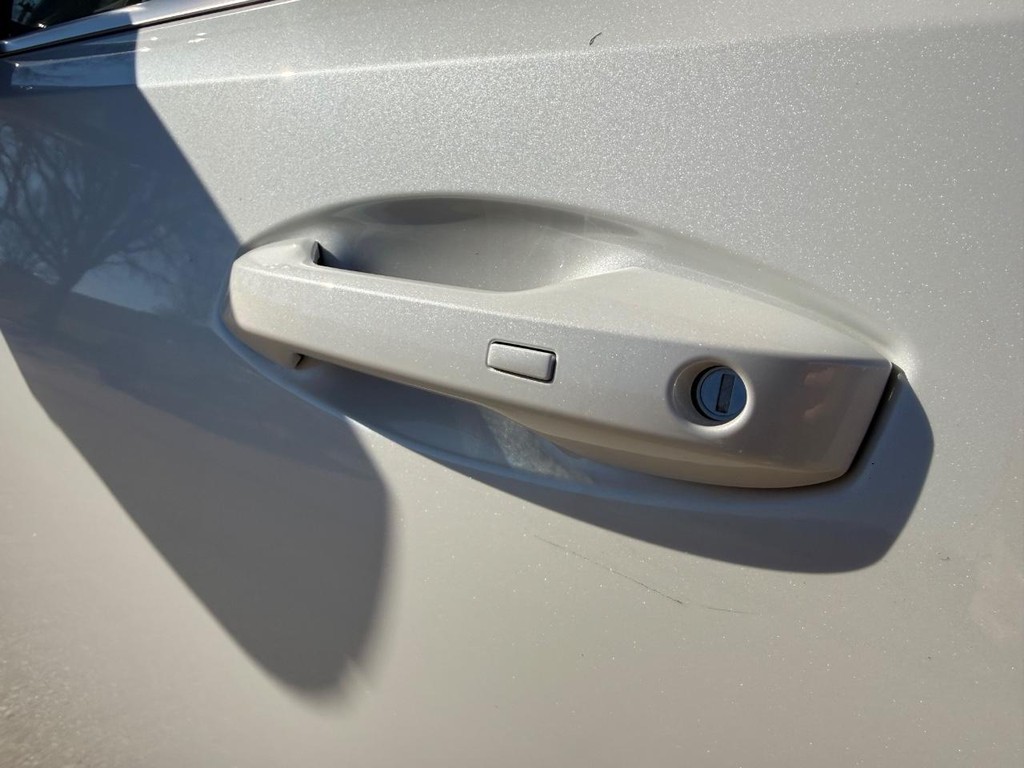 Nissan Armada Vehicle Full-screen Gallery Image 18