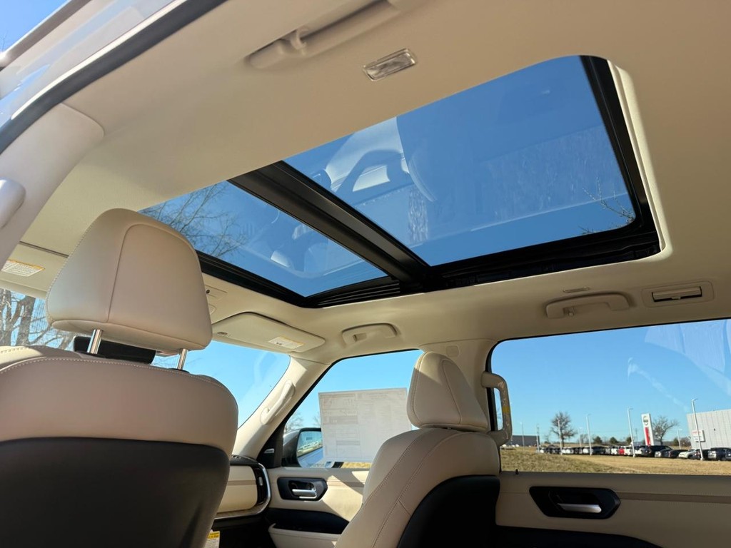 Nissan Armada Vehicle Full-screen Gallery Image 19