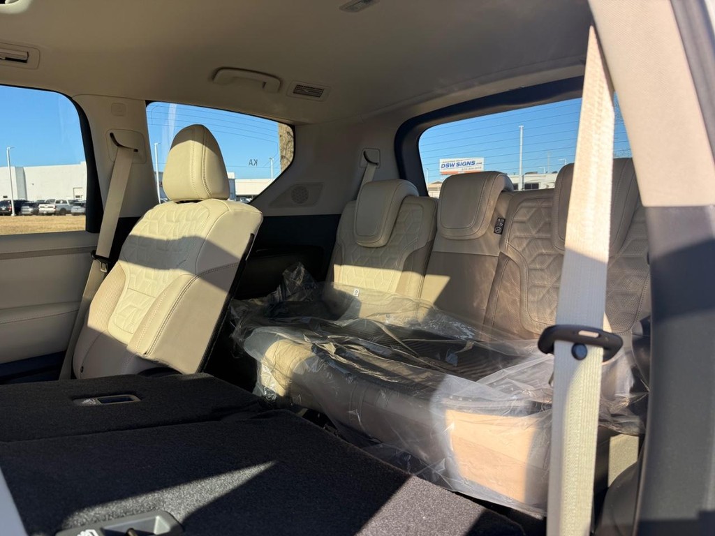 Nissan Armada Vehicle Full-screen Gallery Image 21