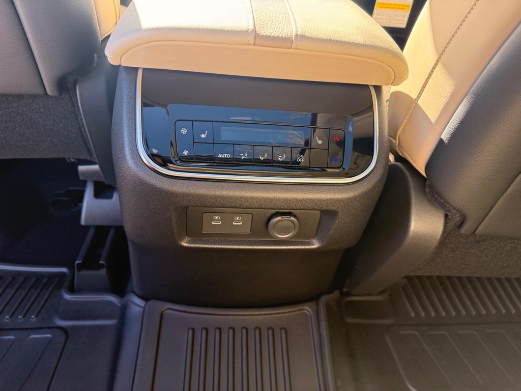 Nissan Armada Vehicle Full-screen Gallery Image 22