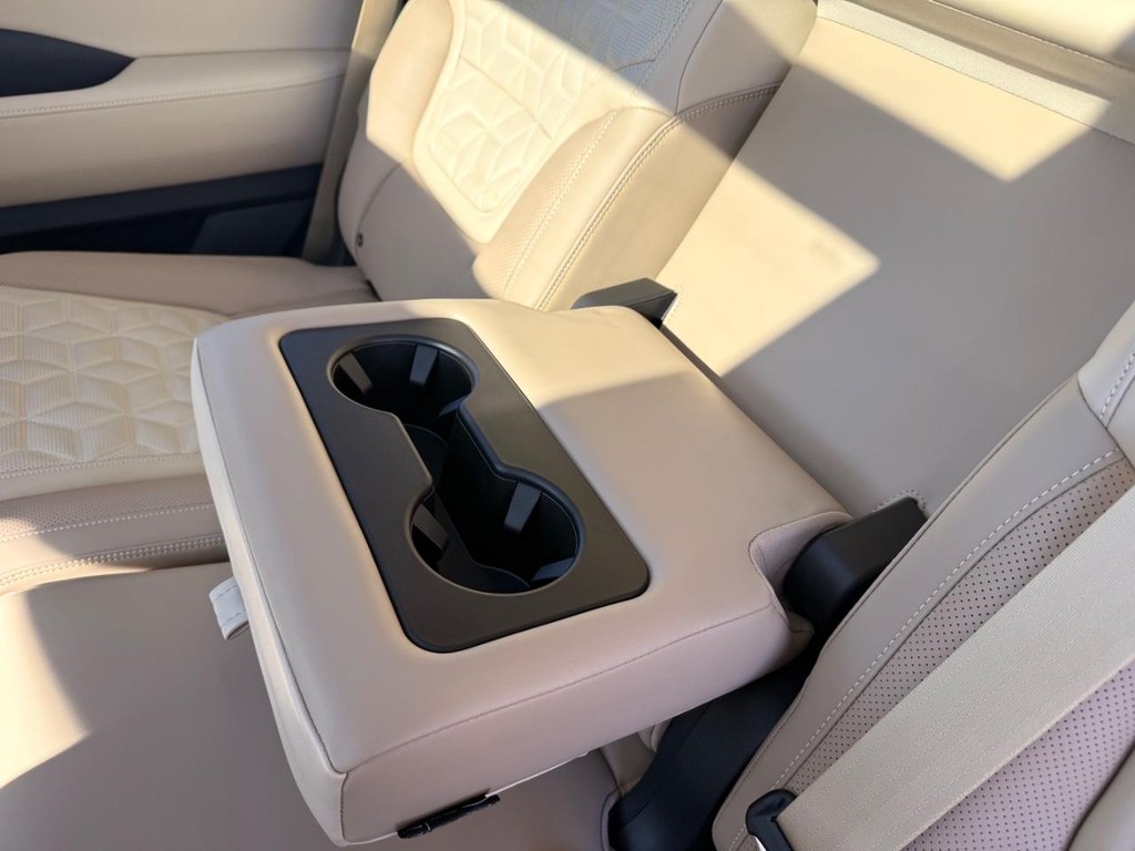 Nissan Armada Vehicle Full-screen Gallery Image 23