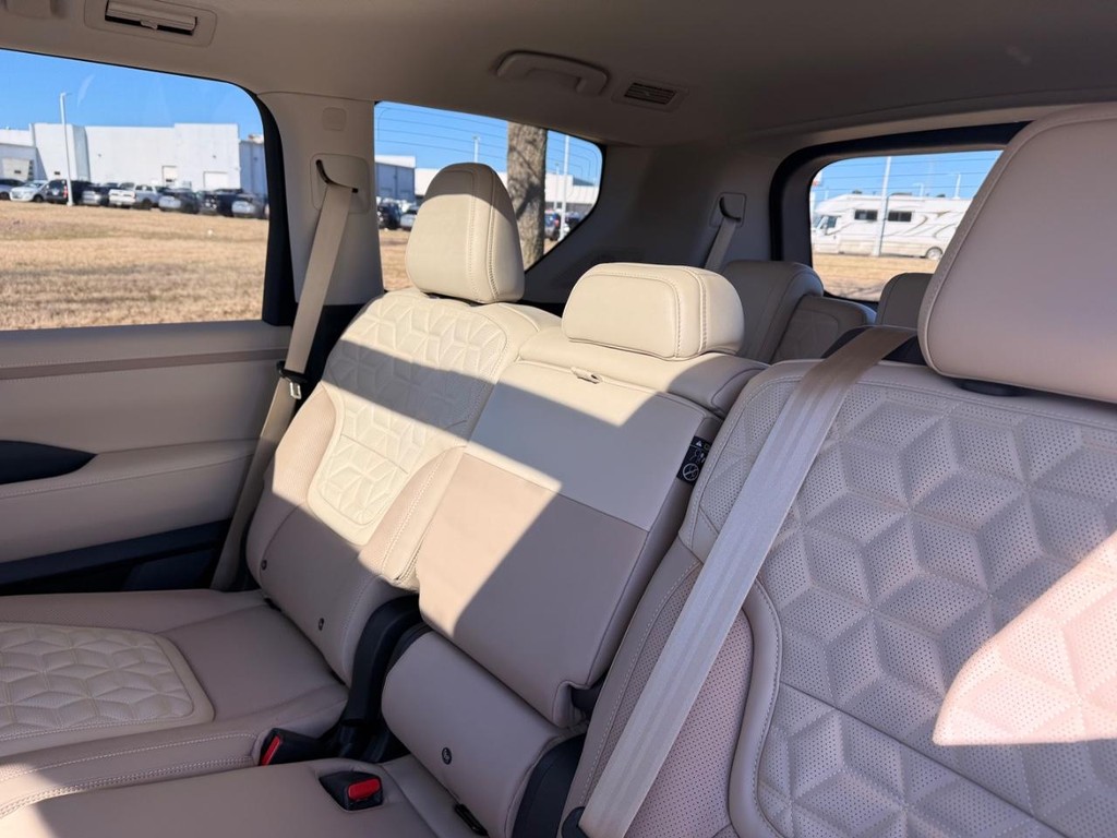 Nissan Armada Vehicle Full-screen Gallery Image 24