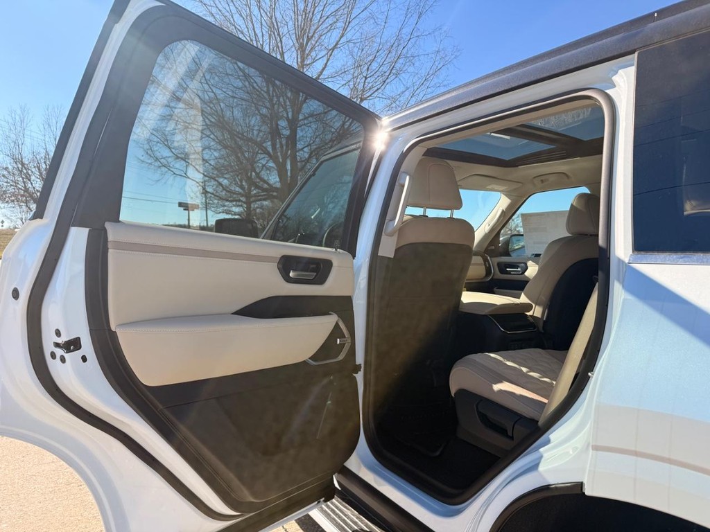 Nissan Armada Vehicle Full-screen Gallery Image 25