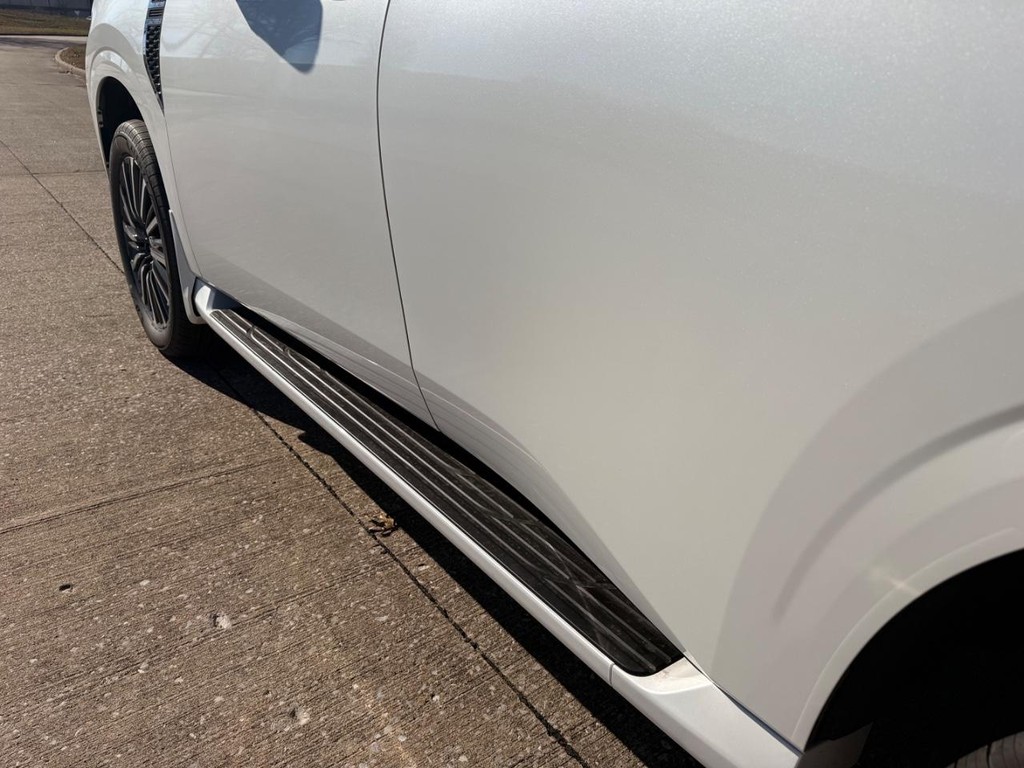 Nissan Armada Vehicle Full-screen Gallery Image 26