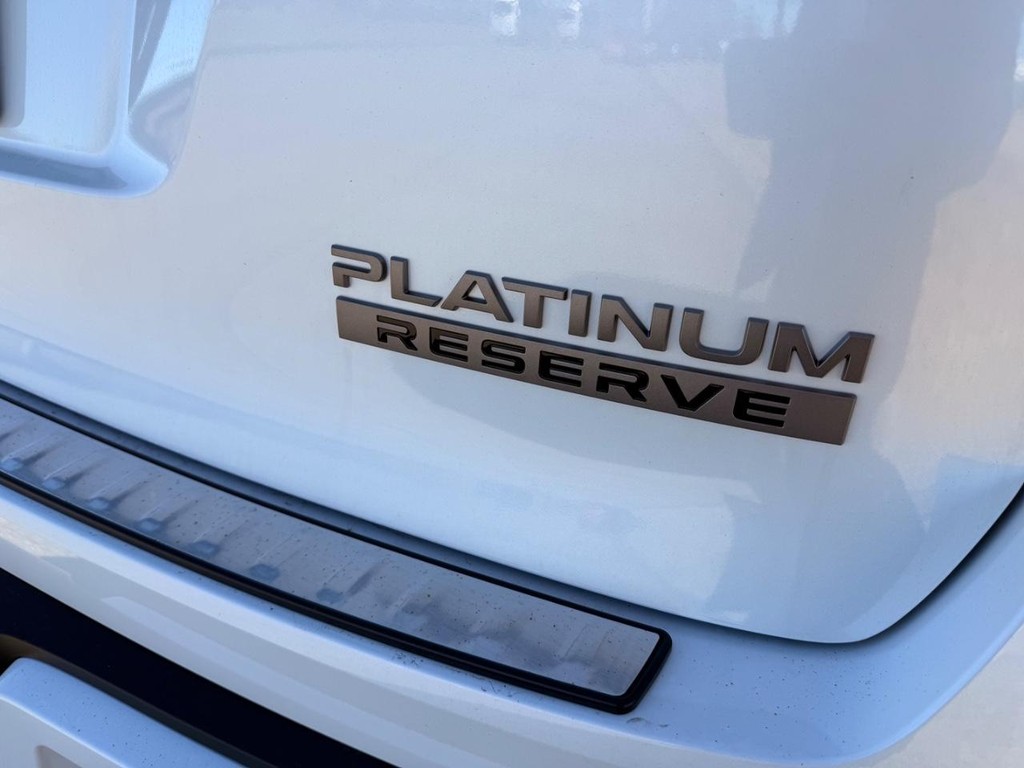 Nissan Armada Vehicle Full-screen Gallery Image 28