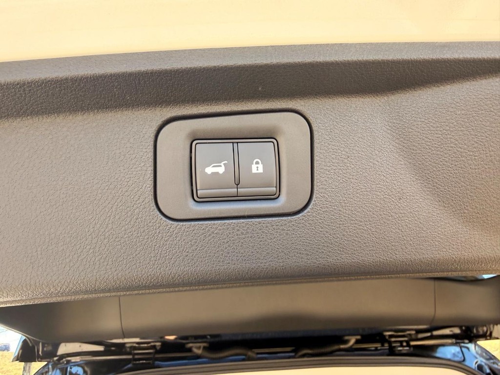 Nissan Armada Vehicle Full-screen Gallery Image 29