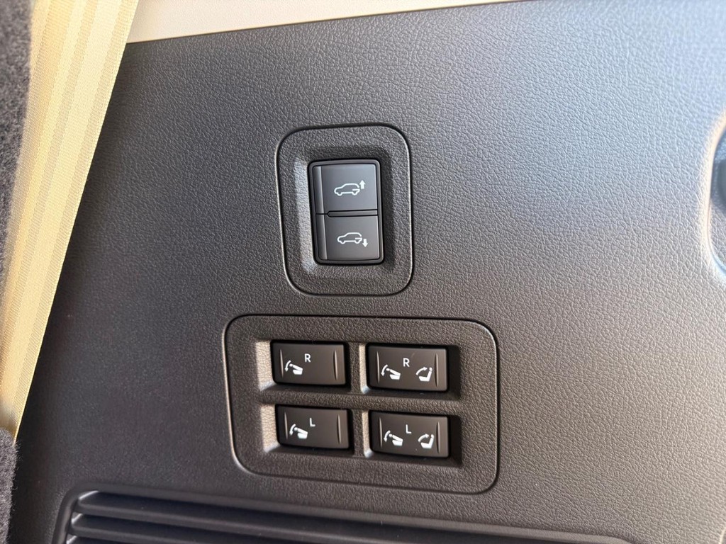 Nissan Armada Vehicle Full-screen Gallery Image 30