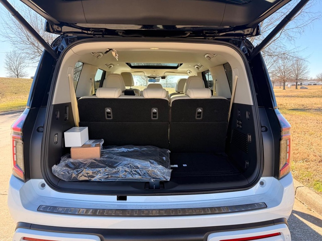 Nissan Armada Vehicle Full-screen Gallery Image 31