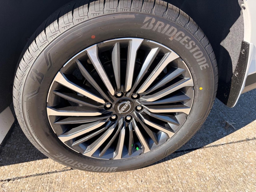 Nissan Armada Vehicle Full-screen Gallery Image 32