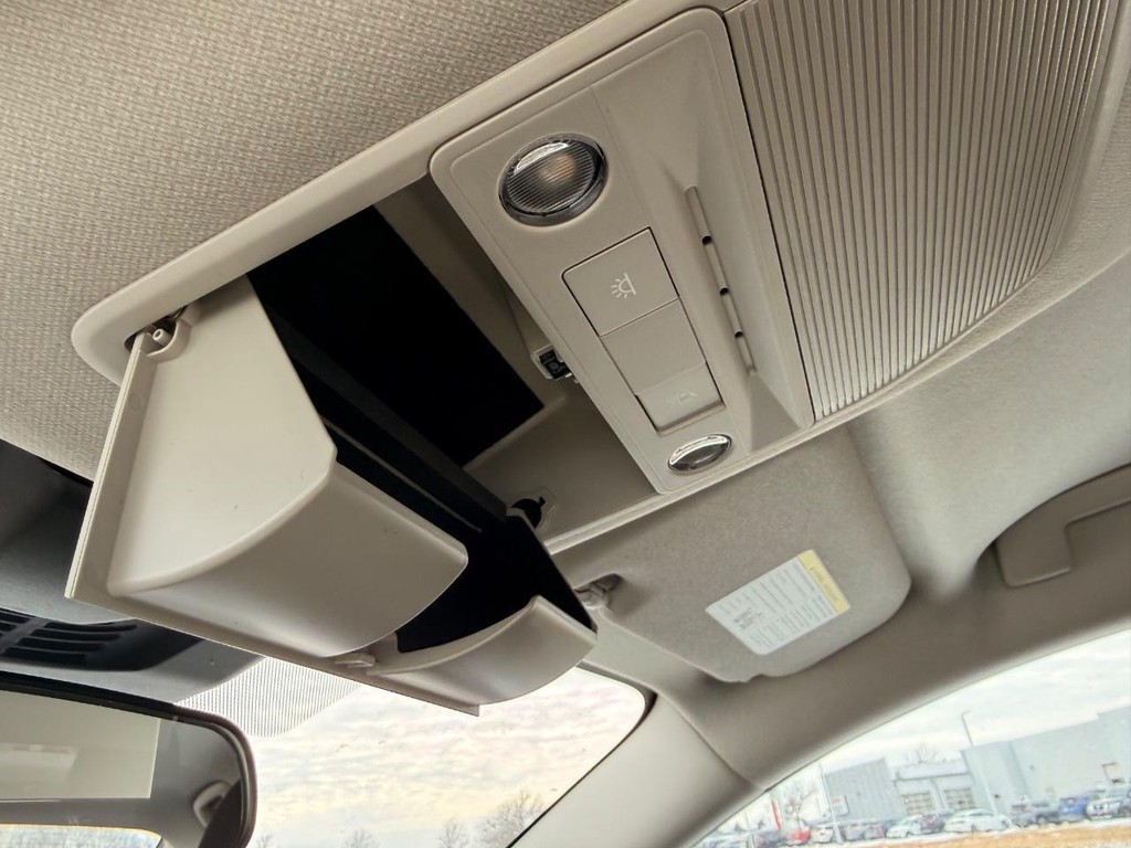 Nissan Sentra Vehicle Full-screen Gallery Image 02