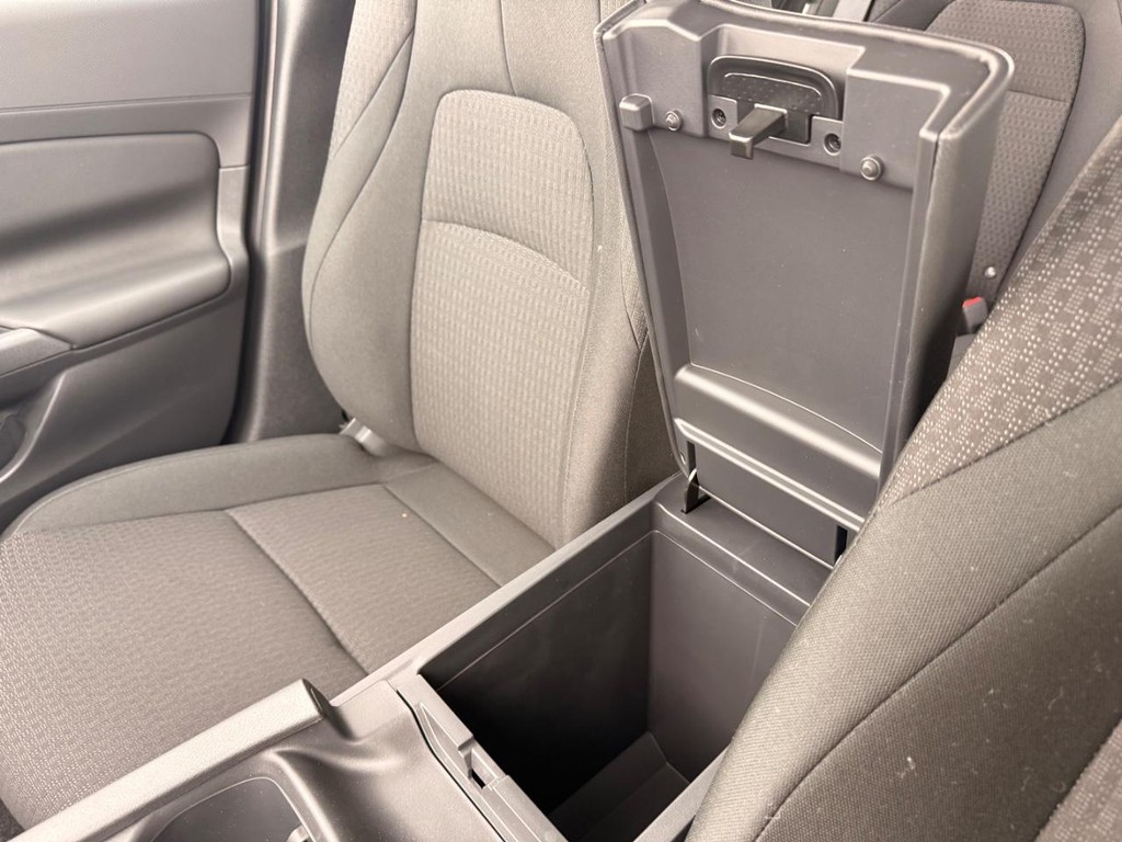 Nissan Sentra Vehicle Full-screen Gallery Image 05