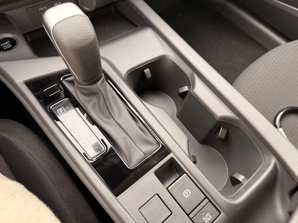 Nissan Sentra Vehicle Full-screen Gallery Image 06